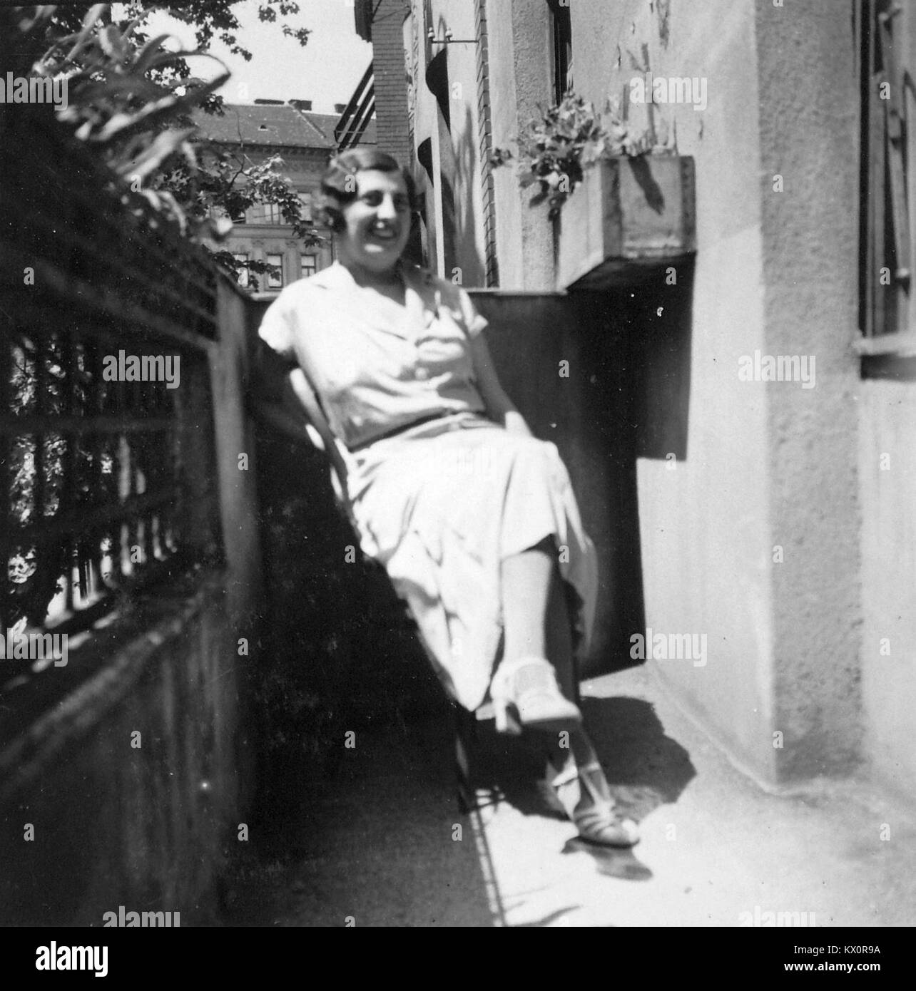La fotografia mostra un balcone su Mester Street a Budapest, Ungheria, che si affaccia su Ferenc körút, mettendo in risalto la vita urbana e i dettagli architettonici nel centro della città. Foto Stock