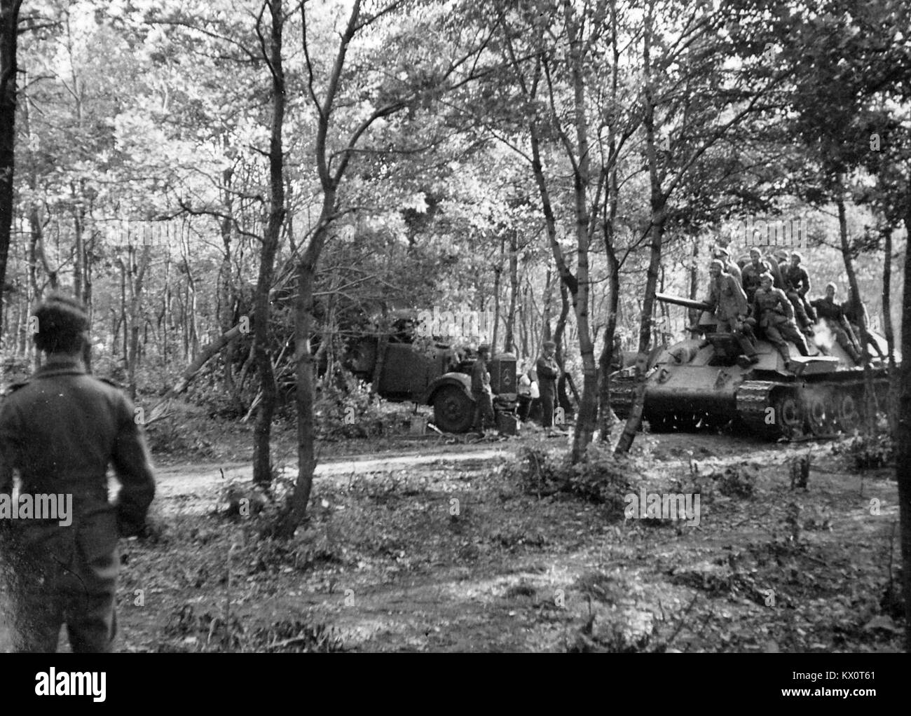 Questa immagine mostra un veicolo Mercedes-Benz L 3000 insieme a un carro armato sovietico T-34-76 catturato, che illustra i veicoli militari utilizzati durante la seconda guerra mondiale Foto Stock
