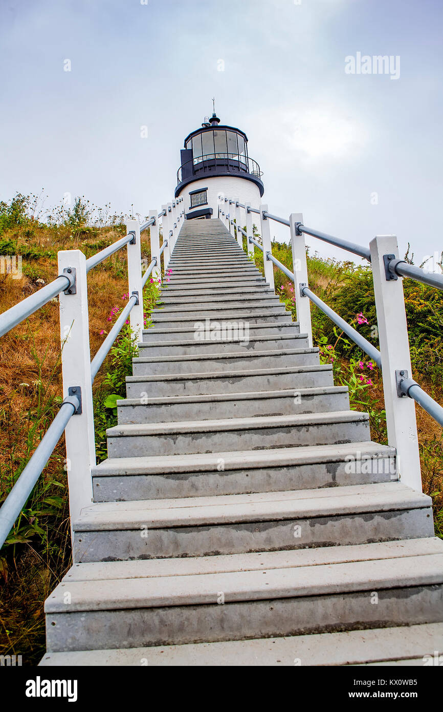 Scale di legno conducono fino al gufo di luce di testa situato all'entrata del porto di Rockland su western Penobscot Bay, Maine, Stati Uniti d'America. Foto Stock