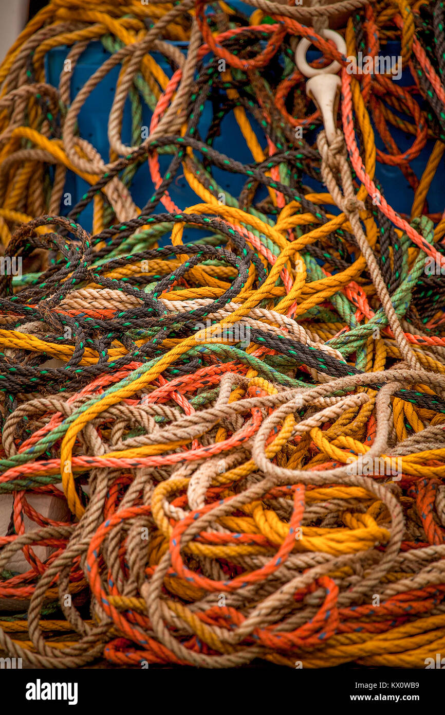 Un intricato pila di variopinte, intrecciato, multifilamenti di nylon poliestere aragosta e granchio cavo trap su un dock di pesca nel Maine, Stati Uniti d'America. Foto Stock