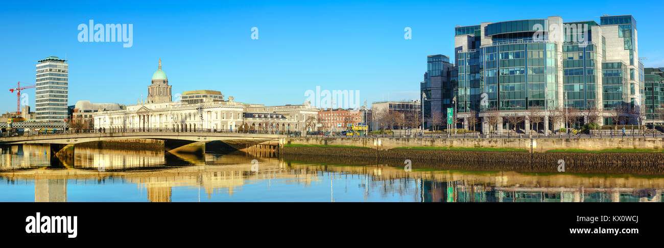 Dublino, Irlanda - 4 February 2017: immagine panoramica del fiume Liffey waterfront in Dublun, sulla destra è IFSC Custom House Quays, sulla destra histori Foto Stock