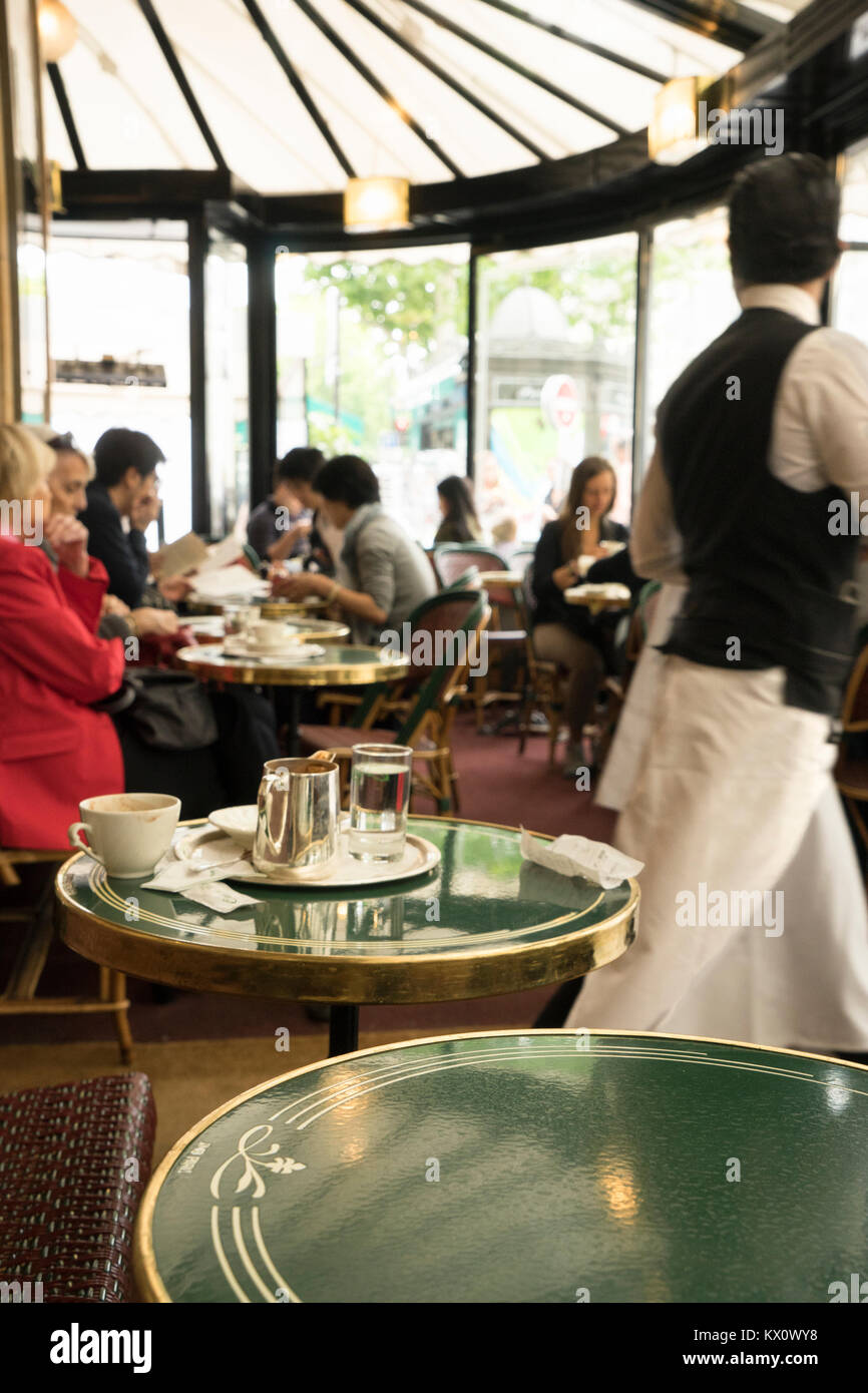 Paris Interior Of Cafe De Flore Immagini e Fotos Stock - Alamy