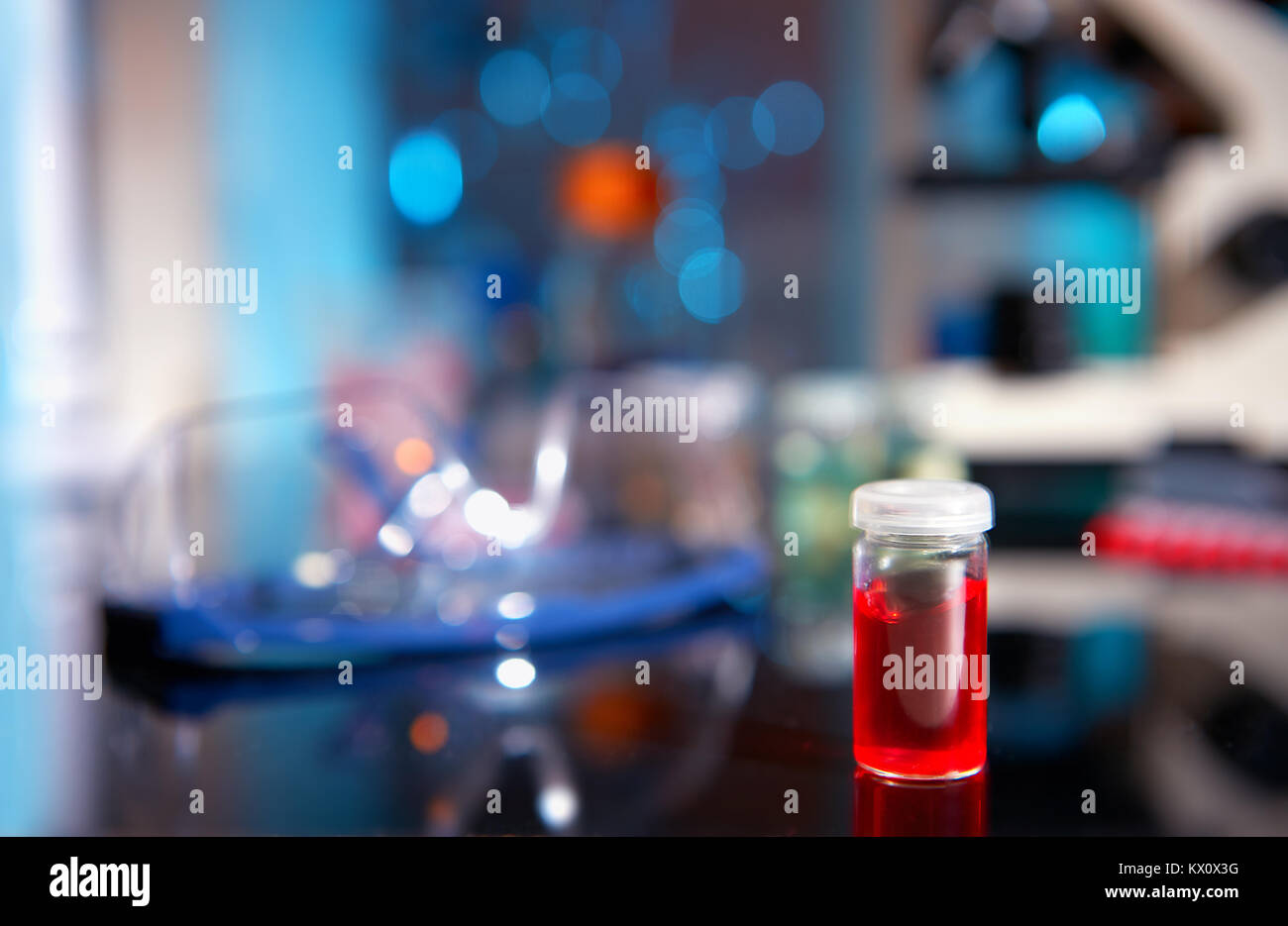Red campione liquido nella fiala di plastica su un tavolo in laboratorio biologico, shallow DOF, focus sulla fiala Foto Stock