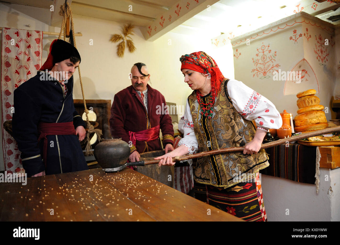 Persone in abiti nativo di preparare il piatto tradizionale "kutia" alla vigilia di Natale. La ricostruzione del folk ucraino tradizioni. Gennaio 4,2018. A Kiev, Ucraina Foto Stock