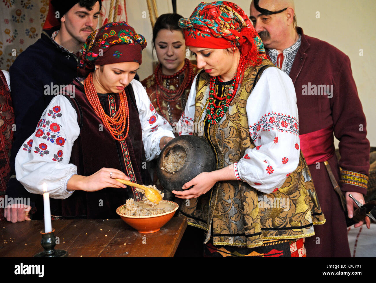 Persone in abiti nativo di preparare il piatto tradizionale "kutia" alla vigilia di Natale. La ricostruzione del folk ucraino tradizioni. Gennaio 4,2018. A Kiev, Ucraina Foto Stock