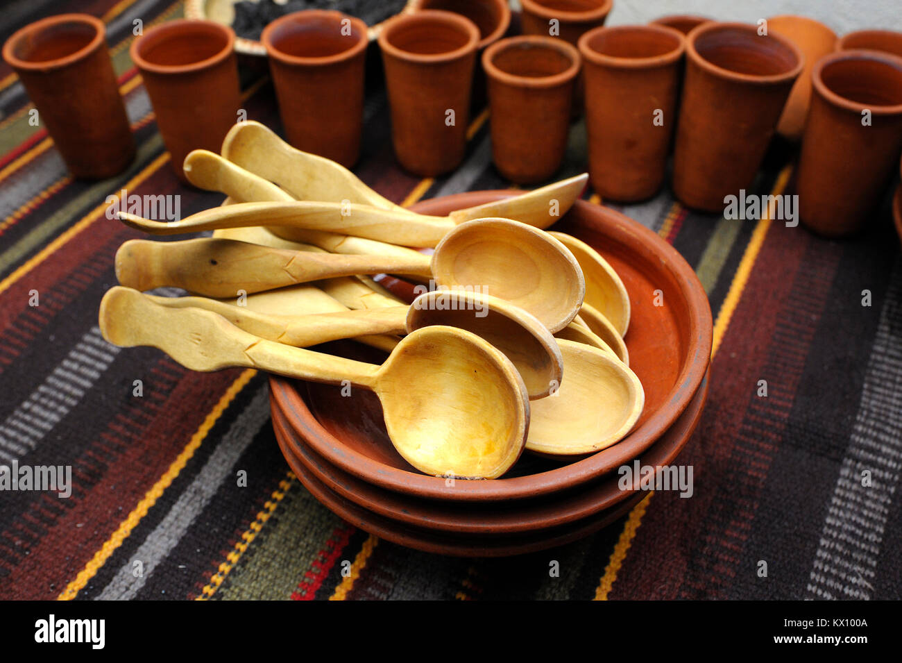 Tradizionali ucraine - stoviglie piatti, cucchiai di legno e argilla tazze - collocato su un banco di lavoro. Gennaio 4,2018. A Kiev, Ucraina Foto Stock