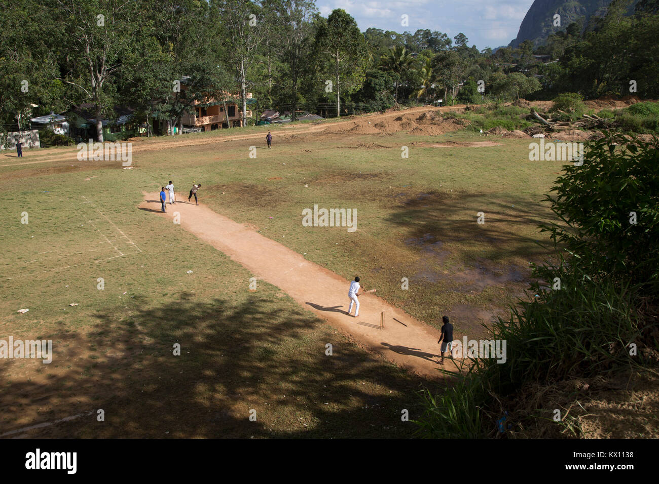 I bambini a giocare a cricket Ella, Badulla District, provincia di Uva, Sri Lanka, Asia Foto Stock