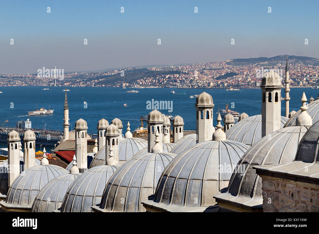 Vista su Istanbul attraverso le cupole e i camini del complesso di Suleymaniye. Foto Stock