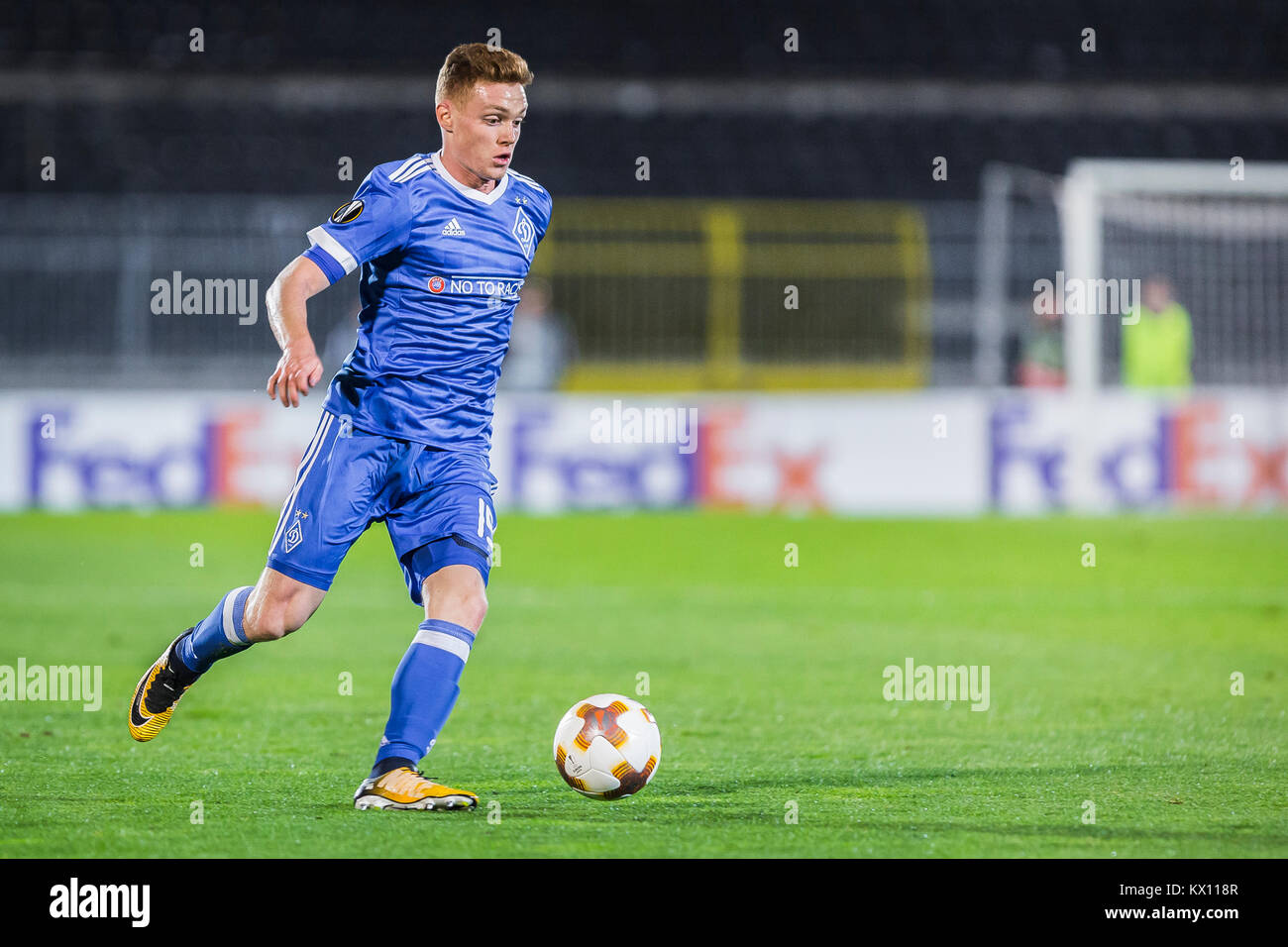 Centrocampista Viktor Tsygankov della Dinamo Kiev trascina in avanti sulla sfera Foto Stock