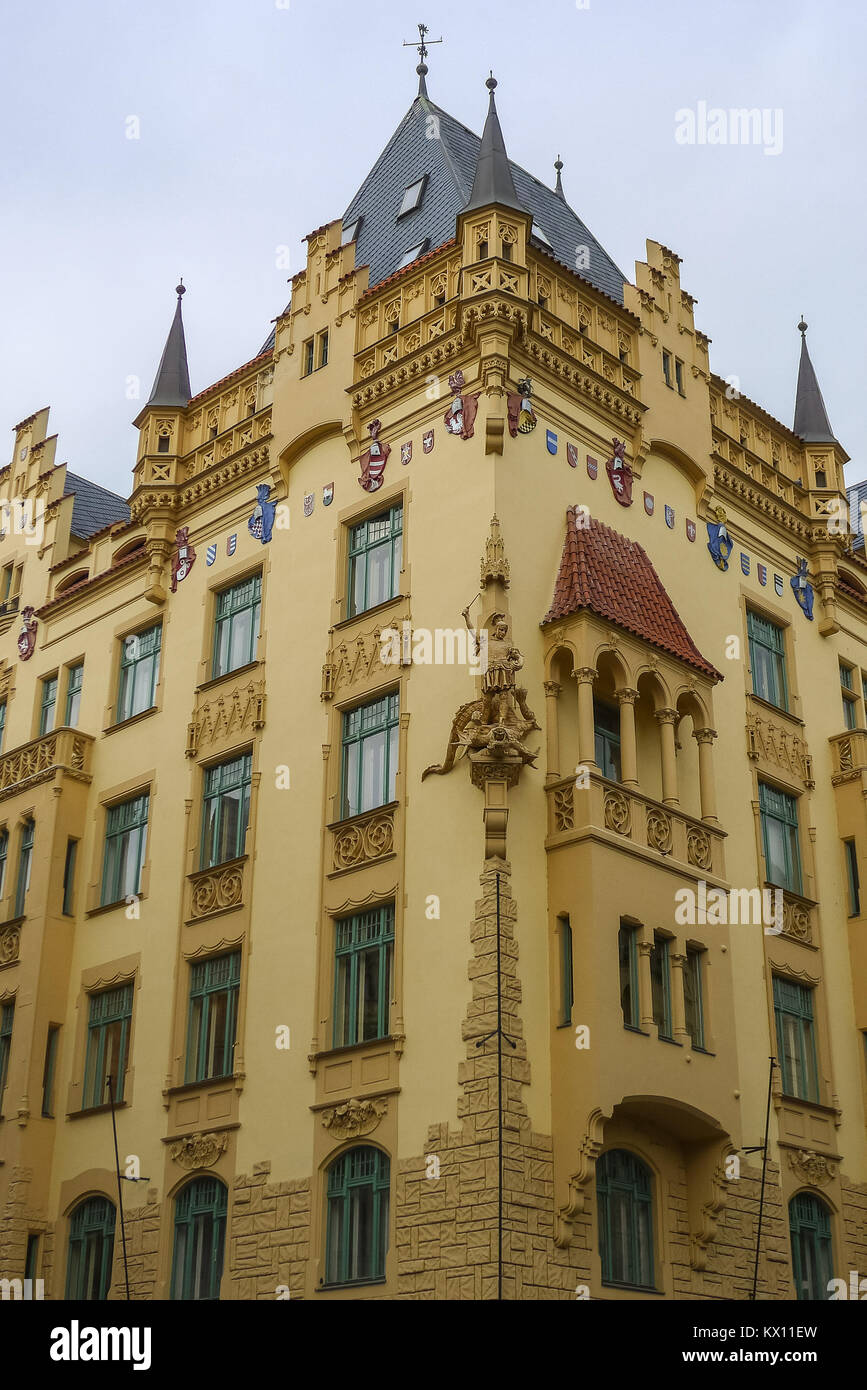 Il castello di giallo come buiulding a Praga nella Repubblica Ceca Foto Stock
