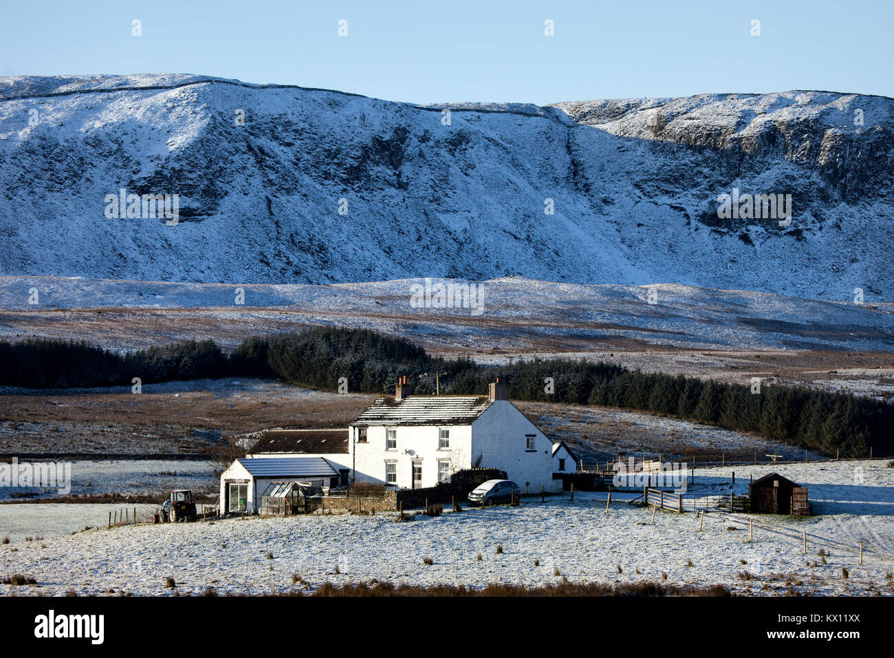 Birk Rigg Cronkley e cadde come la prima delle nevi invernali polvere il paesaggio di Teesdale superiore, County Durham, Regno Unito. Foto Stock