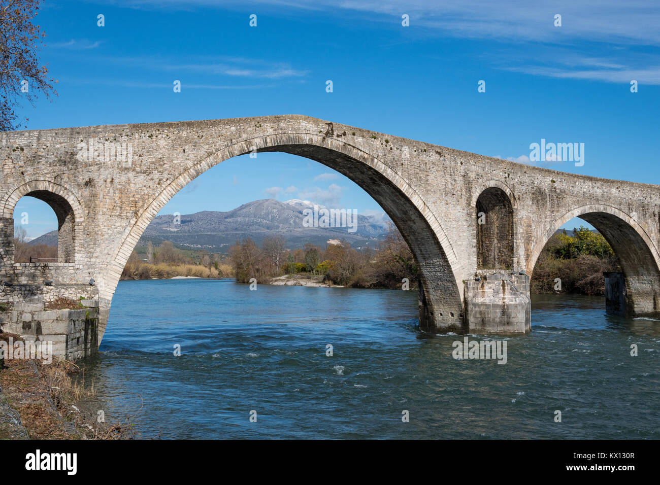 Ponte di Arta in Grecia. Un ponte in pietra che attraversa il fiume Arachthos ad ovest della città di Arta. Foto Stock