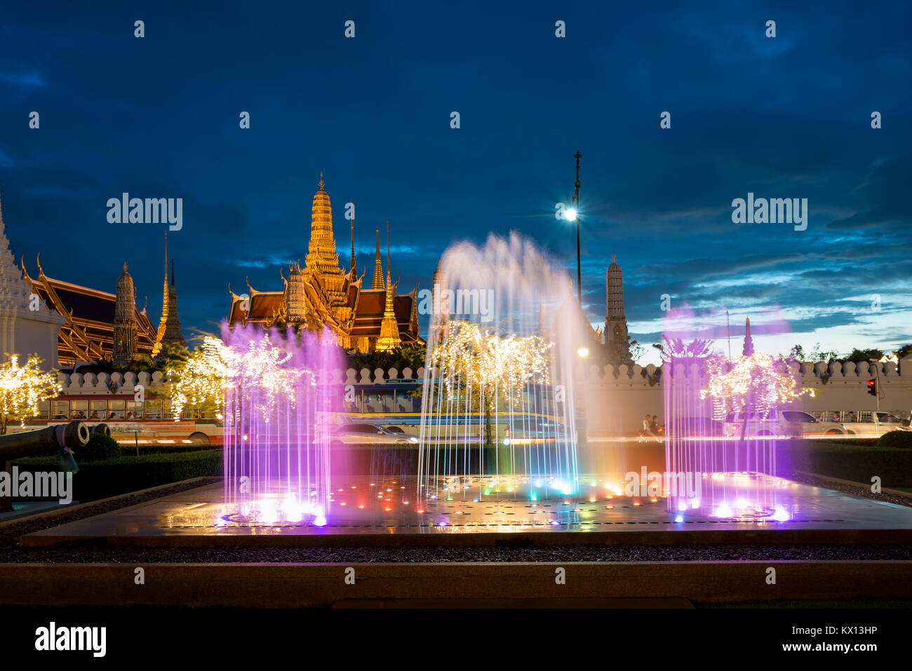 Il Wat Phra Kaew con fontana colorata di notte a Bangkok, in Thailandia. Bellissimo tempio a Bangkok, in Thailandia. Foto Stock
