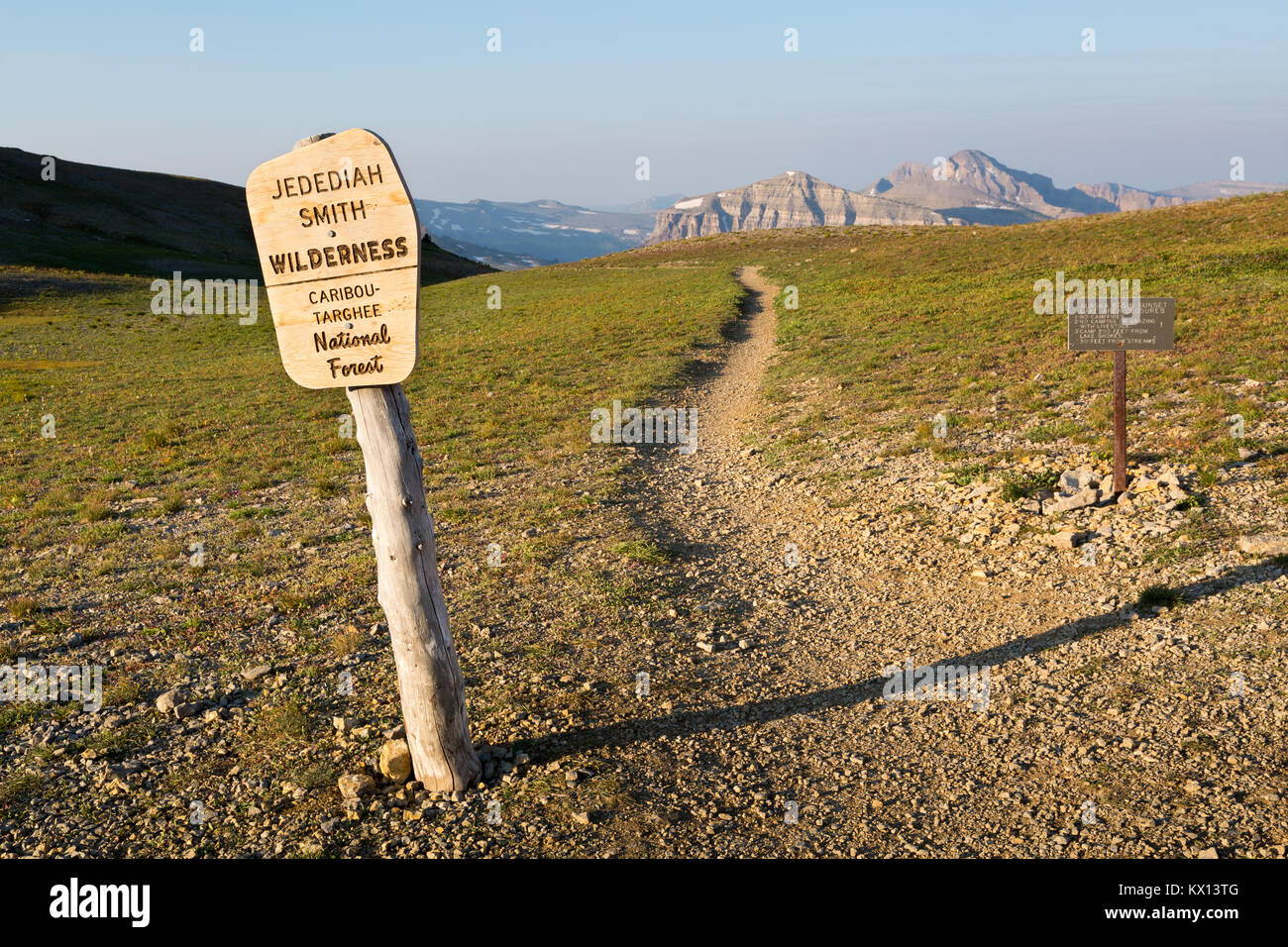 Un deserto segno di confine che segna il confine tra Jedediah Smith deserto e il Parco Nazionale del Grand Teton sull uragano Pass. Grand Teton Nationa Foto Stock