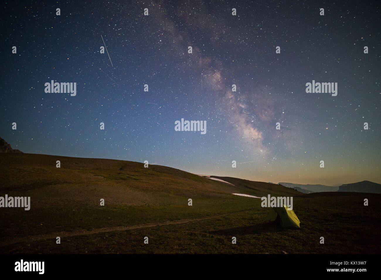 Una tenda sul passaggio dell uragano in appoggio al di sotto della Via Lattea e il cielo notturno nel Teton Mountains. Jedediah Smith Wilderness, Wyoming Foto Stock