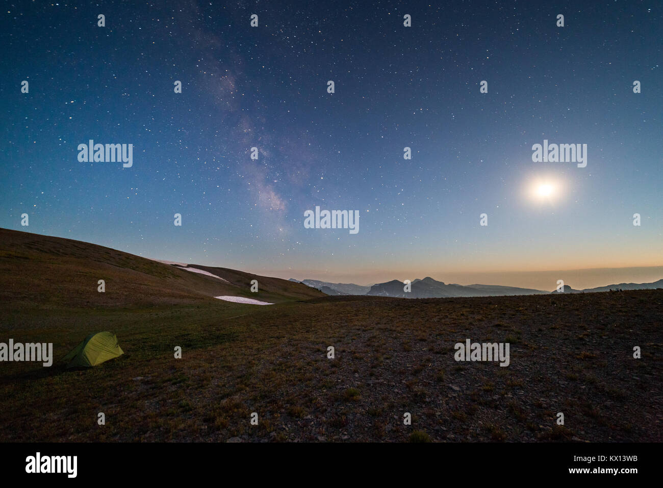La luna e la Via Lattea il riempimento di un cielo notturno al di sopra di un backpacking tenda sull uragano passano lungo i Teton Crest Trail nel Teton Mountains. Jeded Foto Stock