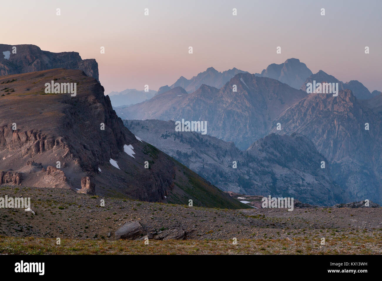 Montare Moran svettante al di là di molte altre Teton picchi oltre il passaggio dell uragano. Jedediah Smith Wilderness, Wyoming Foto Stock
