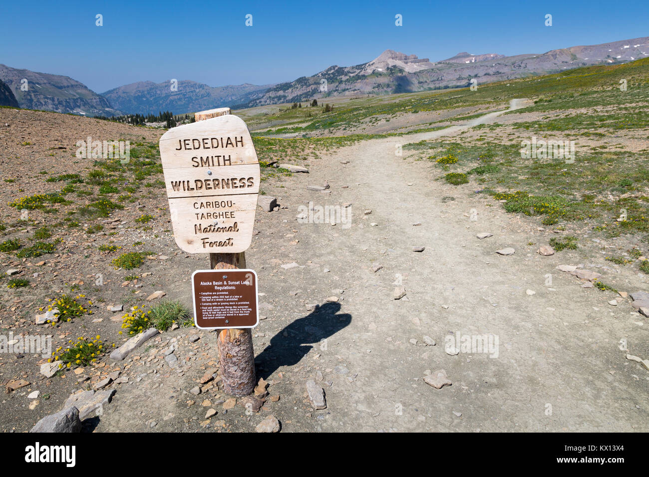 Un cartello in legno a Mount Meeke passano lungo i Teton Crest Trail segna il confine del Parco Nazionale di Grand Teton e Jedediah Smith deserto. Jede Foto Stock