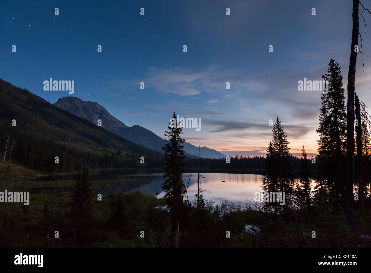 Le calme acque del lago di stringa che riflette il Monte Moran e un mattino cielo in Jackson Hole. Il Parco Nazionale del Grand Teton, Wyoming Foto Stock