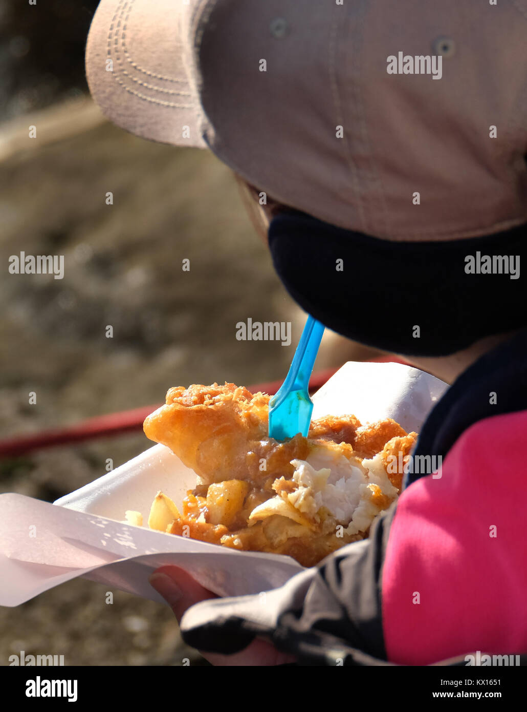 Mangiare pesce e patatine all'esterno. Fast food. Foto Stock