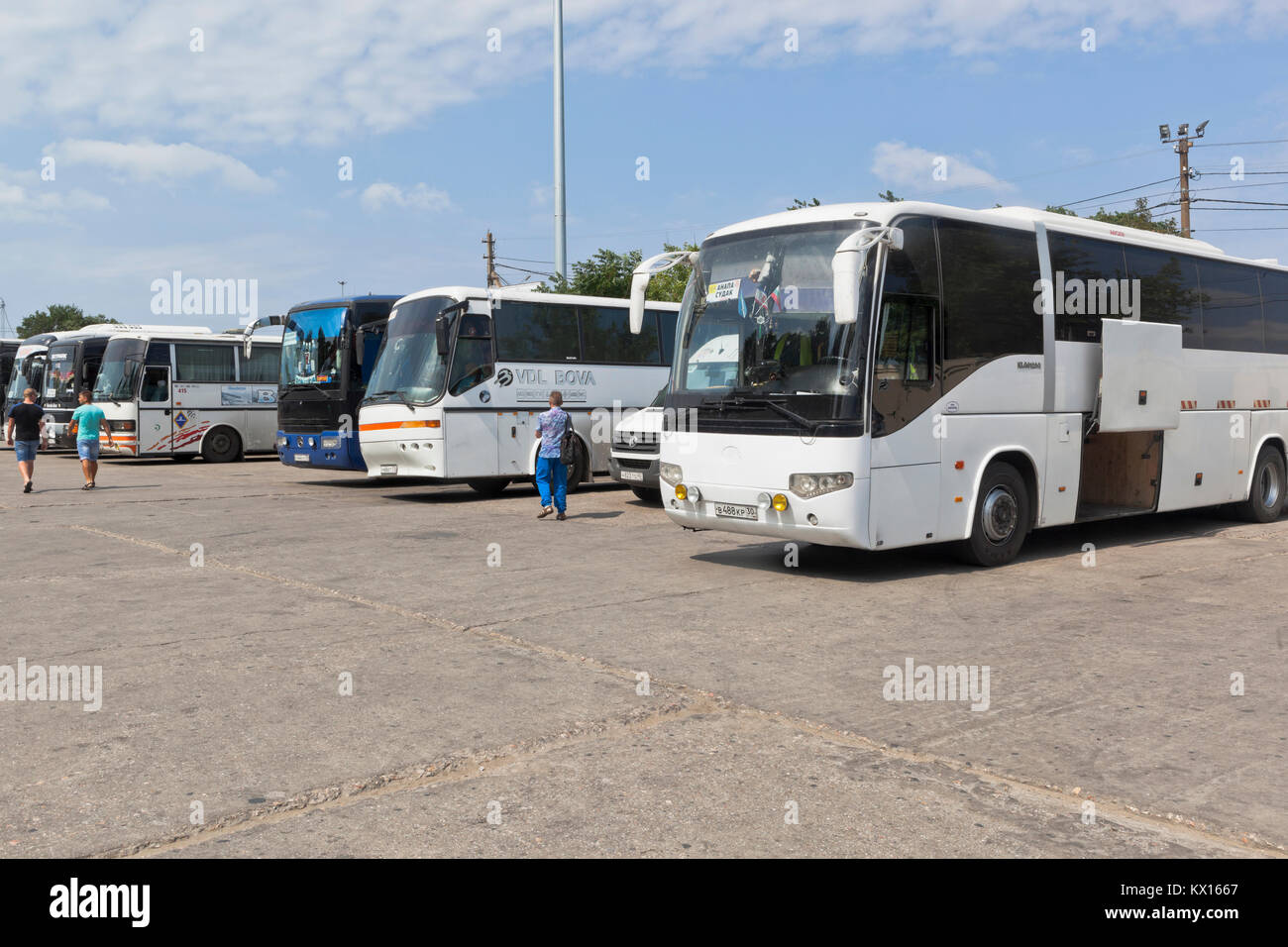 Kerch, Repubblica di Crimea, Russia - Luglio 18, 2017: autobus per il trasporto di passeggeri a seguito di un biglietto di sola andata nel parcheggio del porto Foto Stock