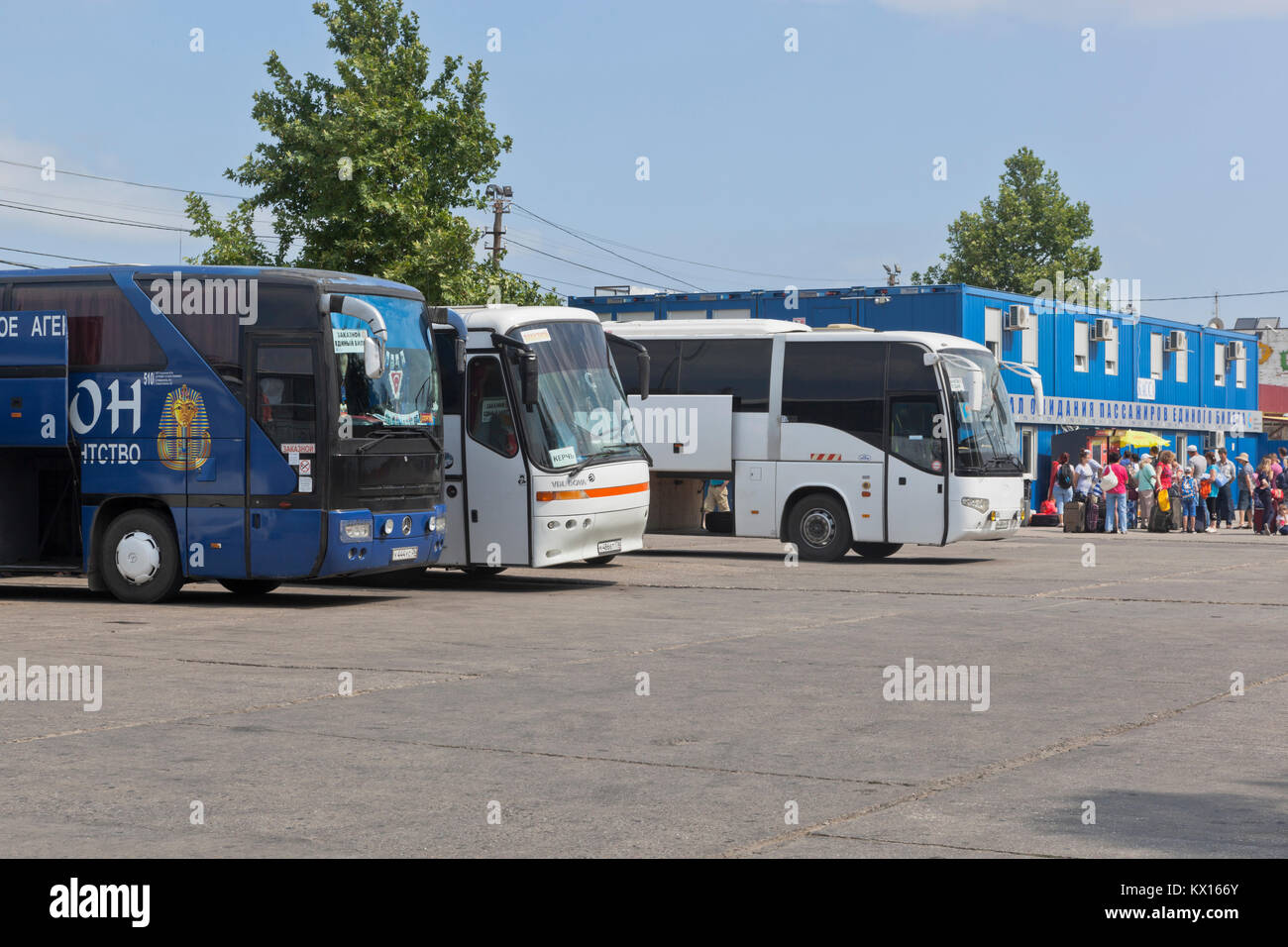 Kerch, Repubblica di Crimea, Russia - Luglio 18, 2017: autobus presso la sala di attesa dei passeggeri a seguito di un biglietto di sola andata nel parcheggio del porto di Foto Stock