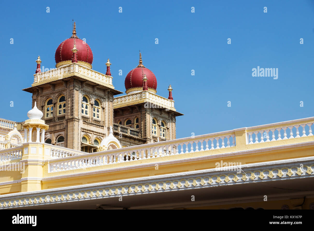 Torri di Mysore Palace con cupole rosse, Mysore, India Foto Stock