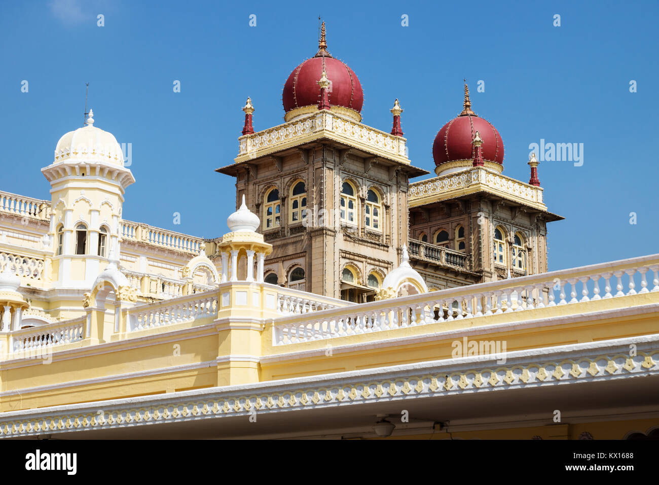 Torri di Mysore Palace con cupole rosse, Mysore, India Foto Stock