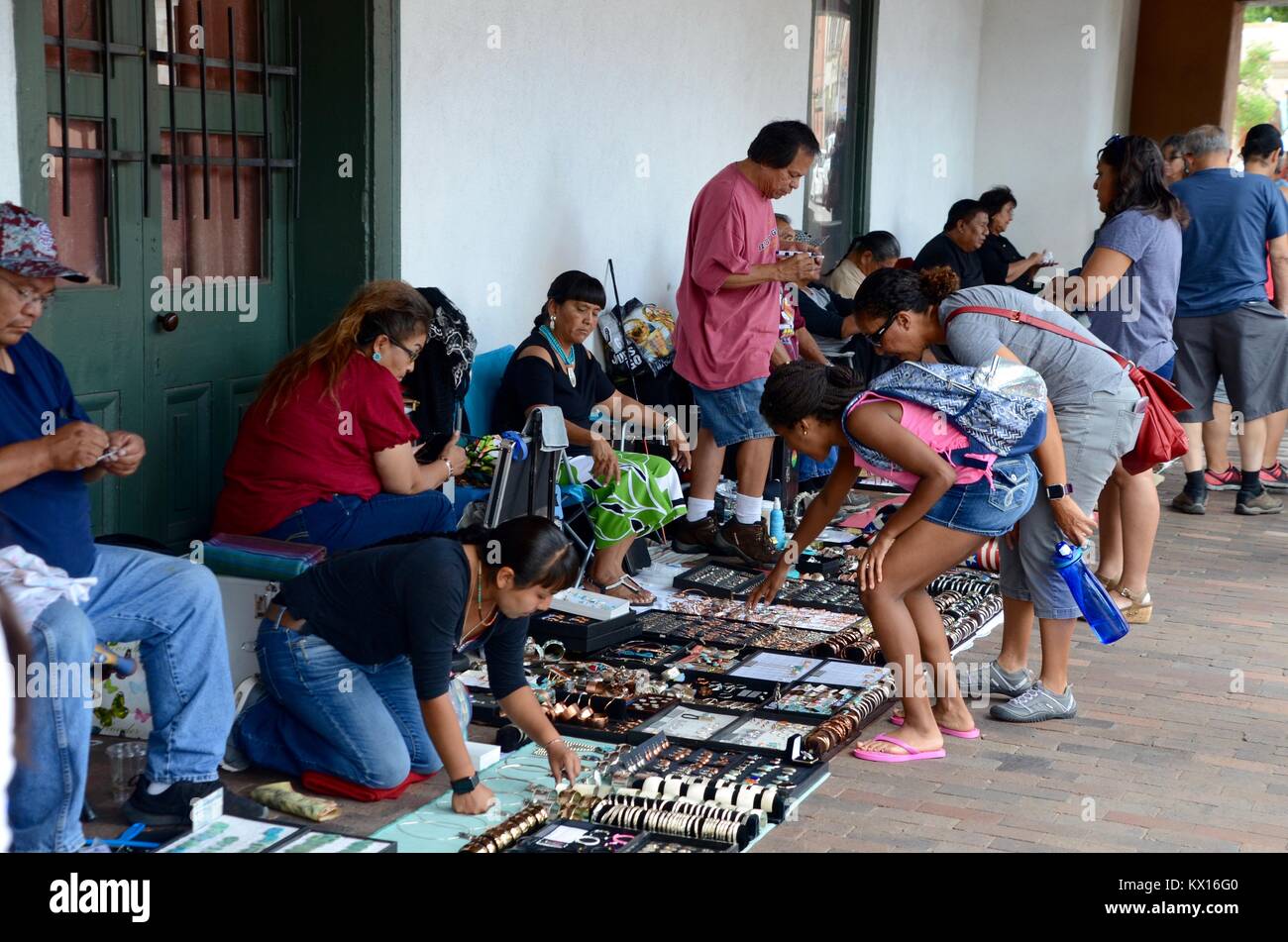 Nativi americani navajo jewelery venditori santa fe new mexico USA con acquirenti turistica Foto Stock