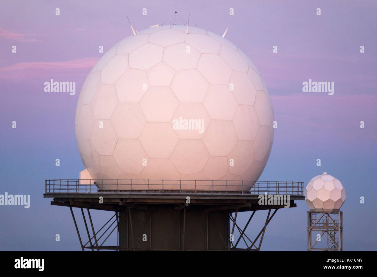 Cupola radar nazionali di servizi di traffico aereo (NAT) rete radar Clee Hill Foto Stock