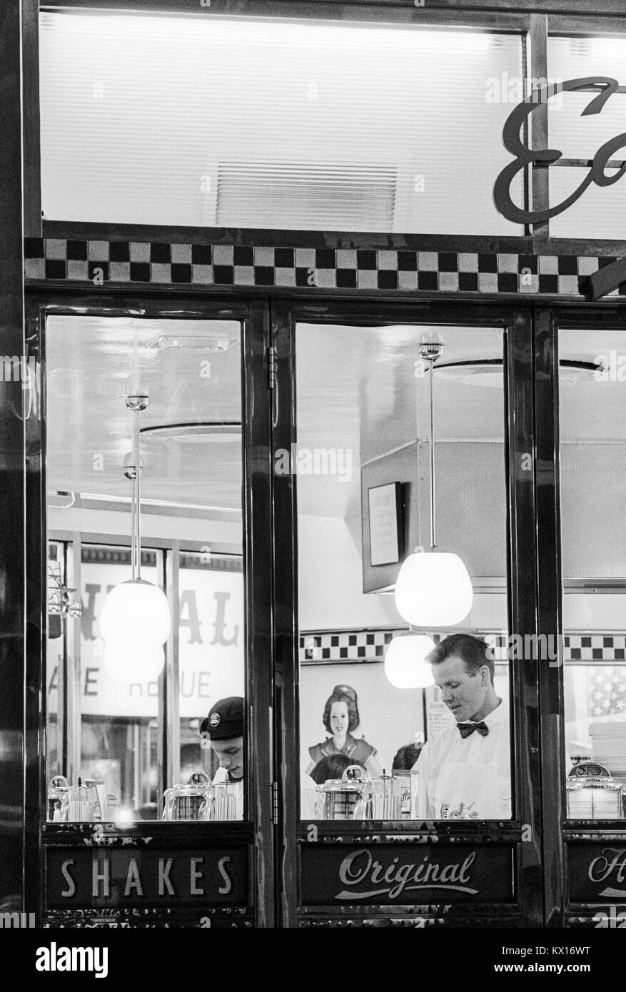 Guardando attraverso la finestra in Eds facile Diner su Old Compton Street, Soho, Londra, Inghilterra, degli anni ottanta Foto Stock