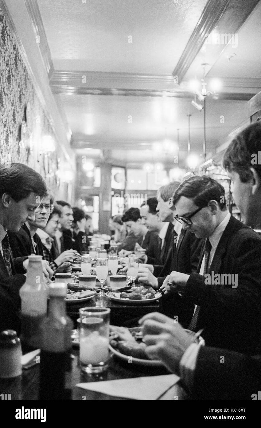 La prima colazione presso la speranza pub al Cowcross Street, Clerkenwell, Smithfield Market, Londra, mattina 21 gennaio 1991 Foto Stock