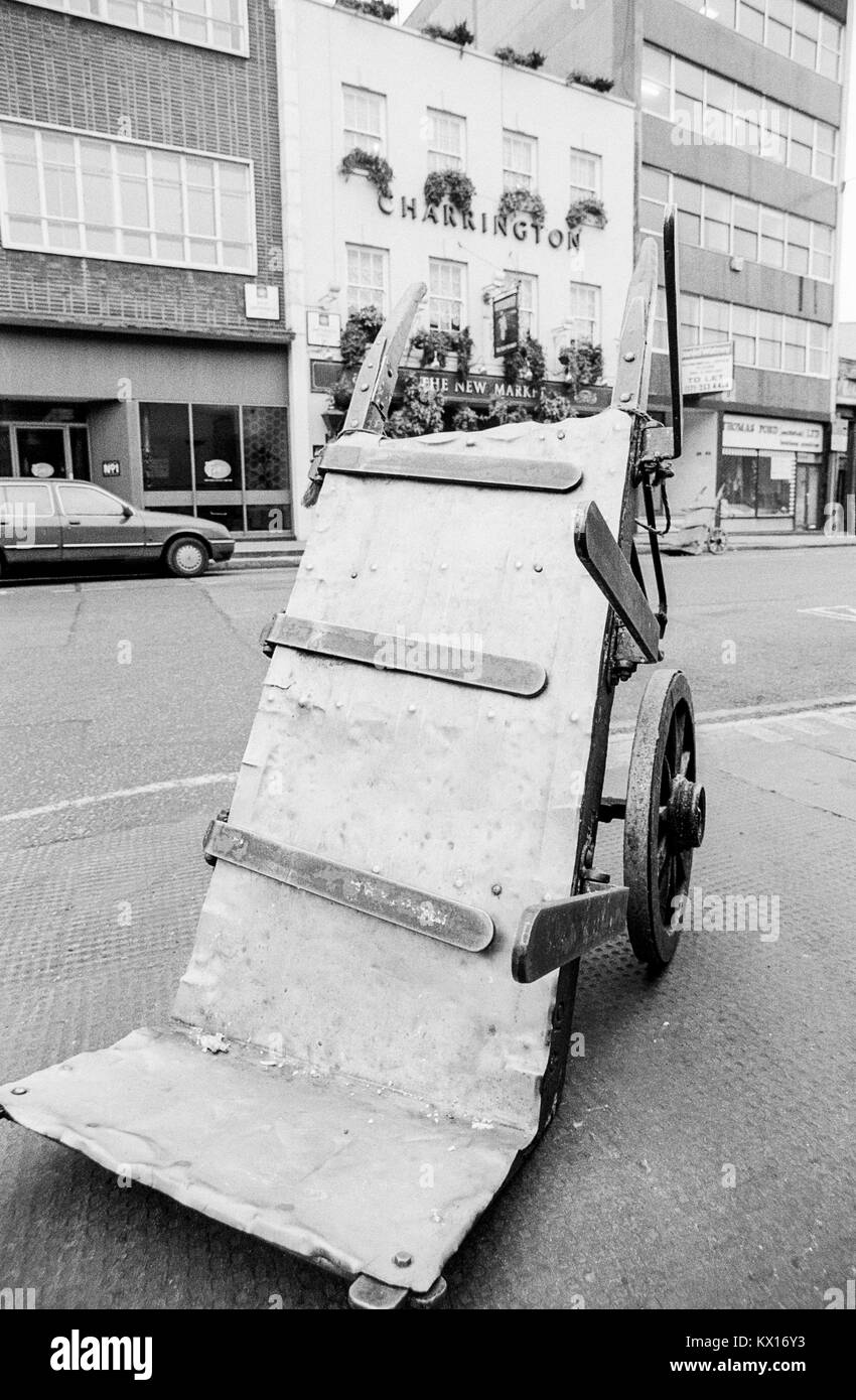 Una carne facchini barrow fuori mercato Smithfield, Clerkenwell, Londra, 21 Gennaio 1991 Foto Stock