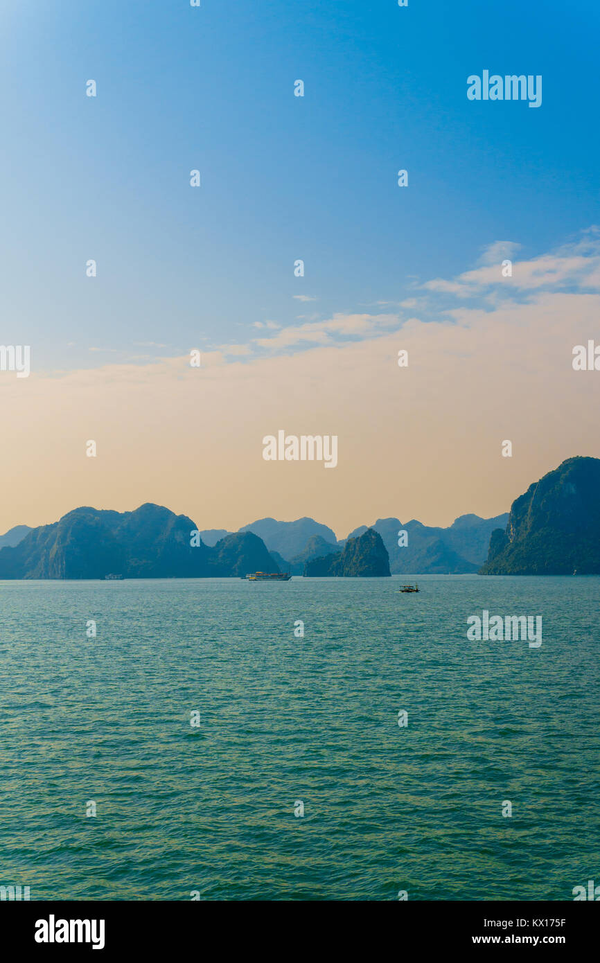 Pomeriggio alla Baia di Ha Long, Vietnam Foto Stock