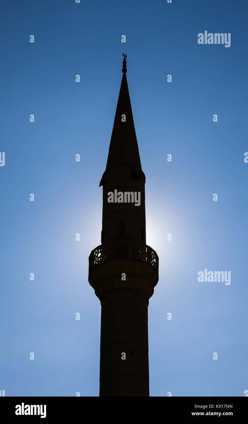 Una silhouette del minareto di Mustafa Ersoy moschea in Turkler nella provincia di Alanya, nella Turchia meridionale. Foto Stock