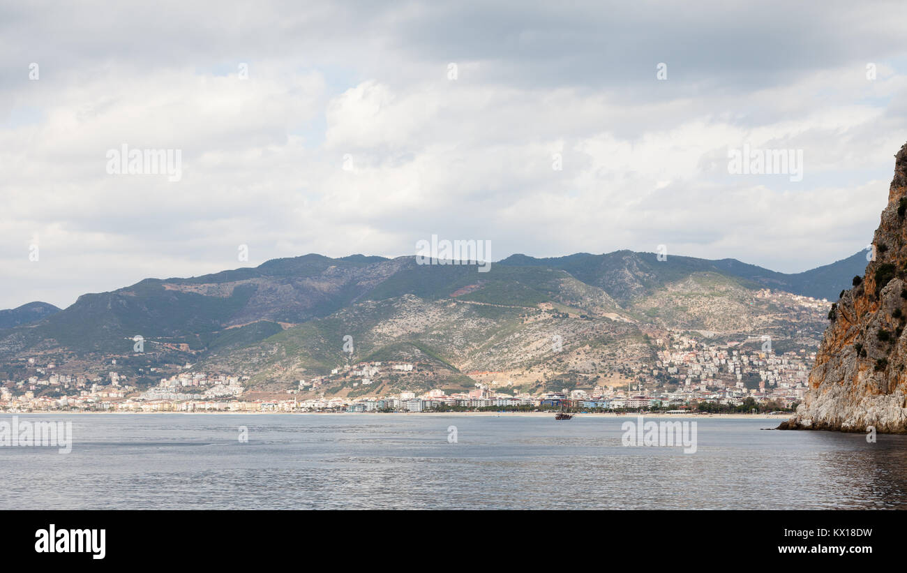 Spiaggia di Cleopatra. La spiaggia di Cleopatra e la città di Alanya in Turchia visto dal mare Mediterraneo. Foto Stock