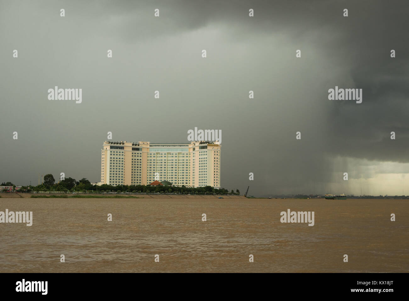 Nuvole scure e forti piogge monsoniche cadere sulla confluenza del Tonle Sap e il fiume Mekong, Sisowath Quay, Phnom Penh, Cambogia, sud-est asiatico Foto Stock