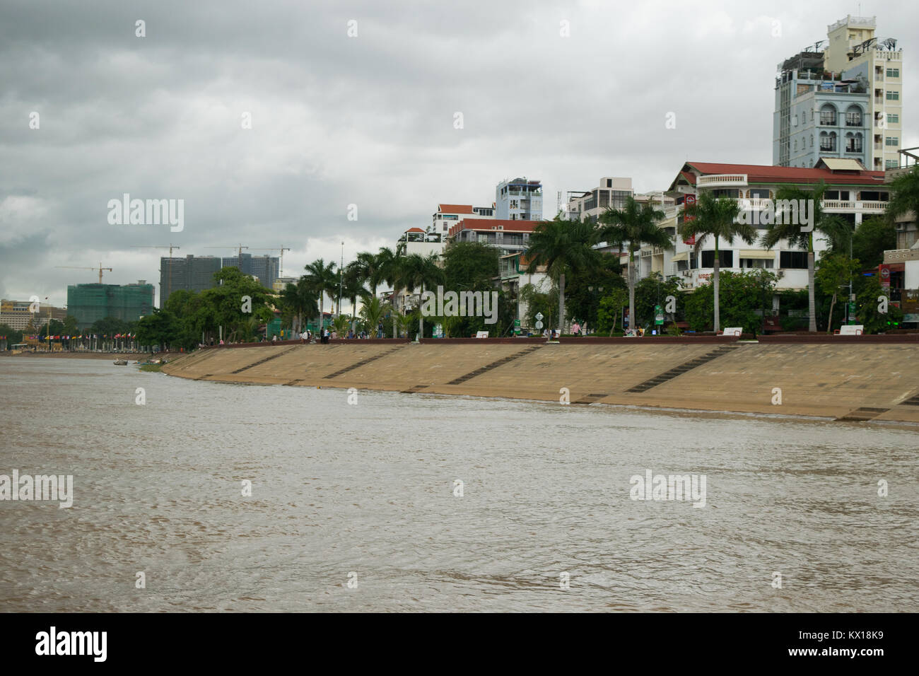 Sisowath Quay fiancheggiate da palme. Il Tonle Sap riverfront a Phnom Penh in Cambogia, il Sud Est Asiatico, il più lato turistico di Phnom Penh, appartamenti Foto Stock