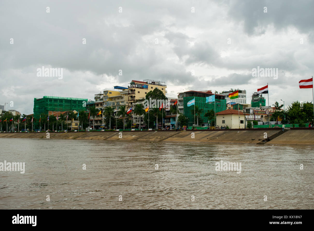 Esempio di globalizzazione. Un set di bandiere internazionali di diversi paesi battenti sul Tonle Sap riverfront Sisowath Quay Phnom Penh Cambogia Asia Foto Stock