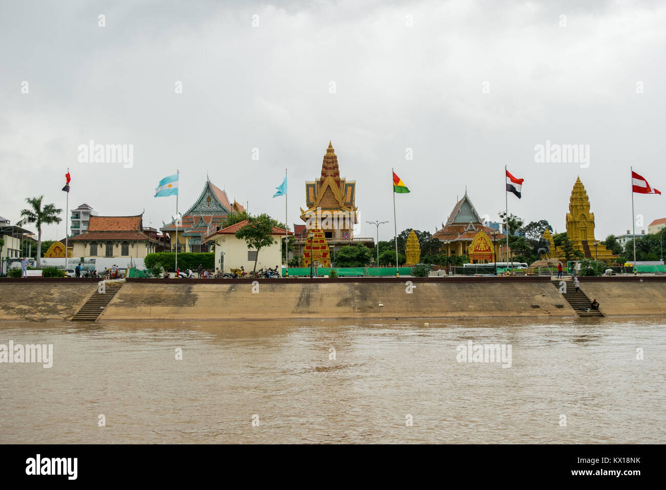 La globalizzazione Sisowath Quay dal fiume Tonle Sap, di fronte al Palazzo Reale di Phnom Penh in Cambogia, bandiere di diversi paesi su pali Argentina Foto Stock