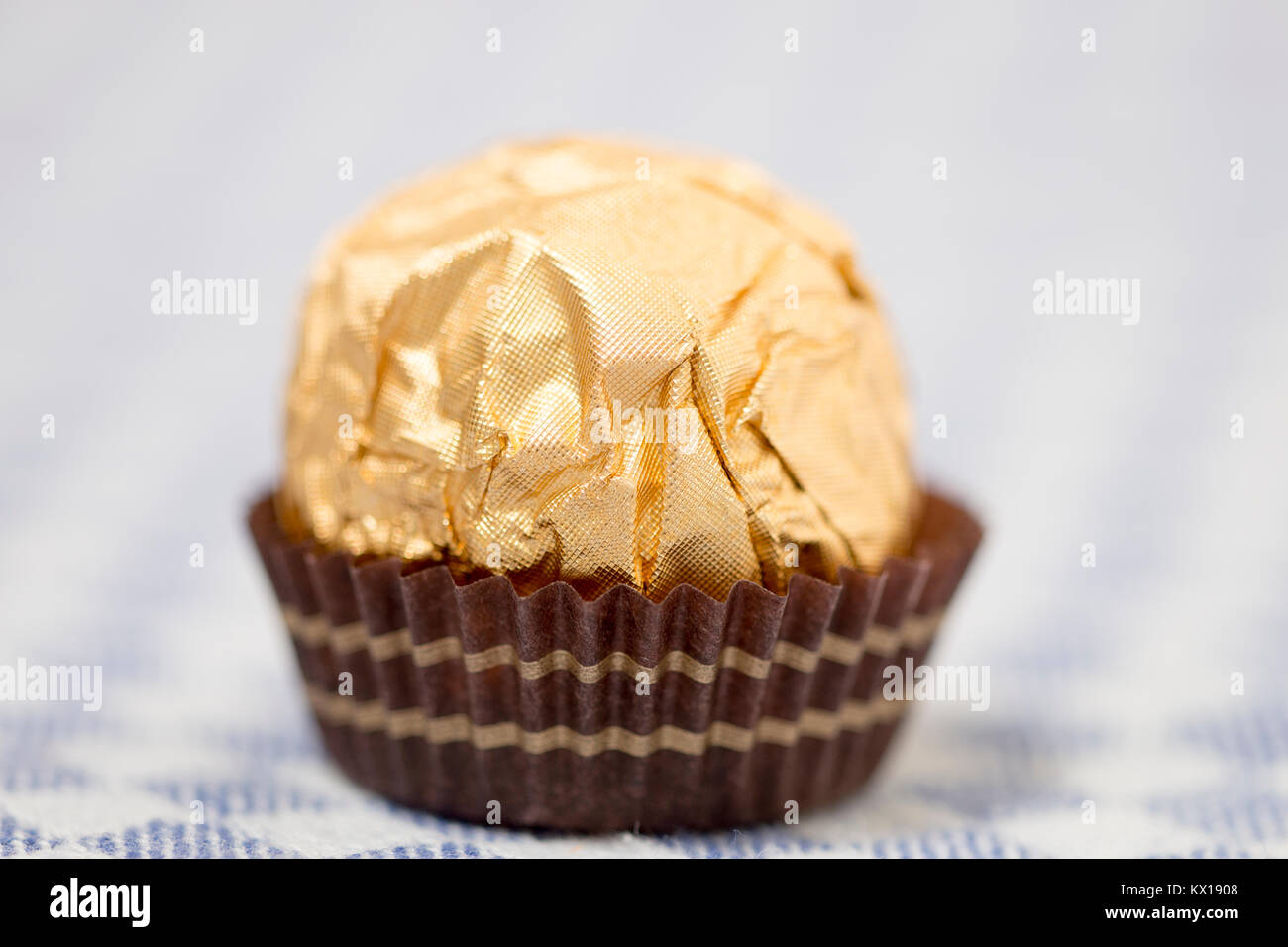 Scatola di cioccolatini incartati a sfera su bella carta d'oro Foto stock -  Alamy