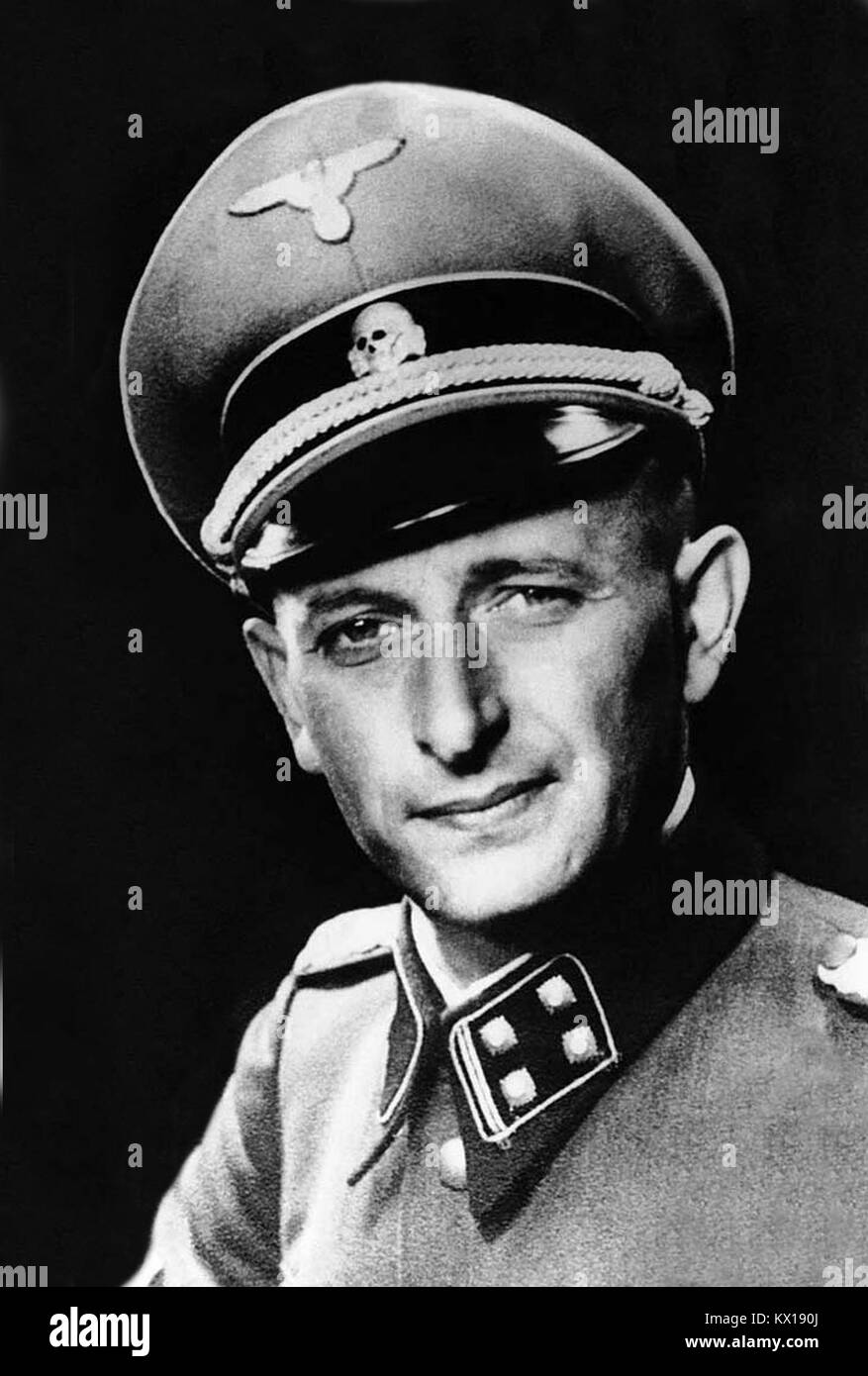 Nazista Tedesco SS-Obersturmbannführer Adolf Eichmann foto di circa 1942. Uno dei principali organizzatori della Shoah, egli è stato catturato in Argentina per il Mossad Israele, il servizio di intelligence. A seguito di un ampiamente pubblicizzata trial in Israele, egli è stato giudicato colpevole di crimini di guerra e impiccati nel 1962. Foto Stock