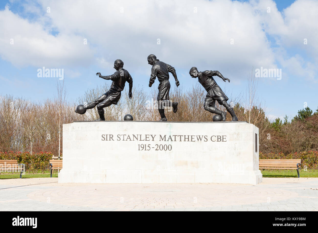 Una statua di Sir Stanley Matthews CBE in Stoke-On-Trent, Inghilterra. Ha giocato a calcio per Blackpool e Stoke City ed è stato un Inghilterra internazionale. Foto Stock