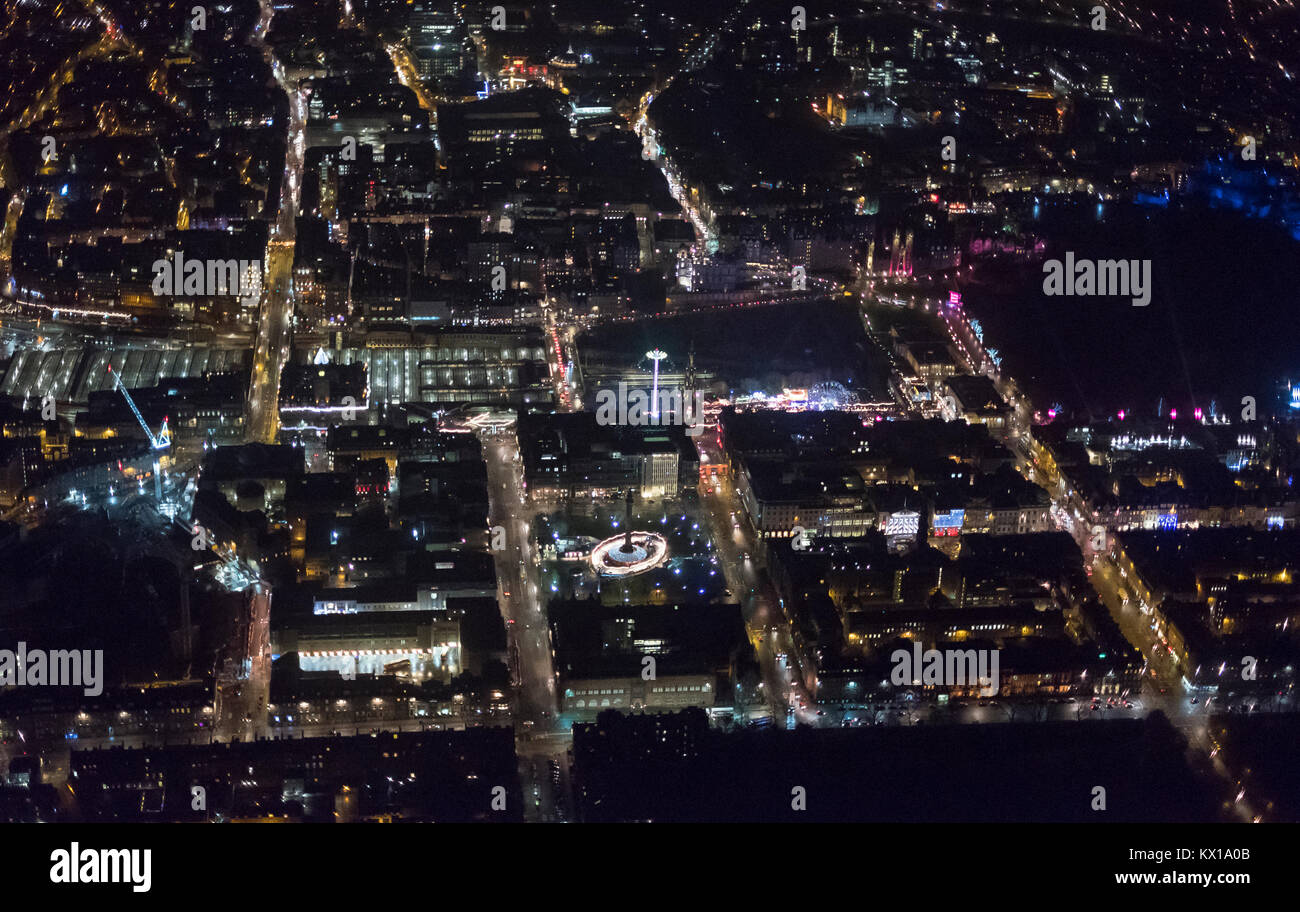Edinburgh spettacolo natalizio in Princes Street Gardens visto dal di sopra di notte. Foto Stock