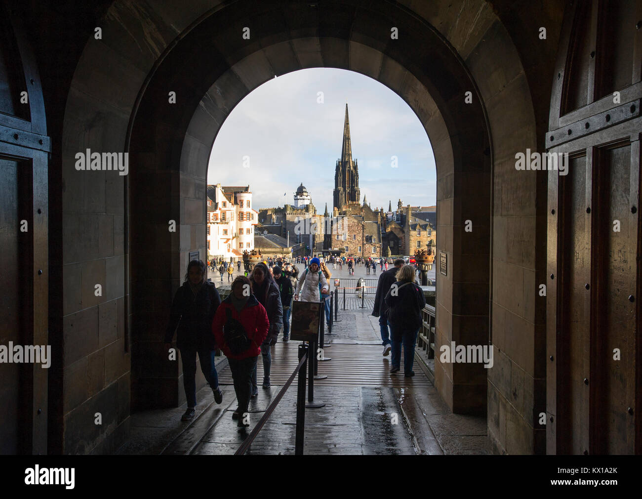 I visitatori di andare e venire attraverso l'ingresso principale del Castello di Edimburgo. Foto Stock