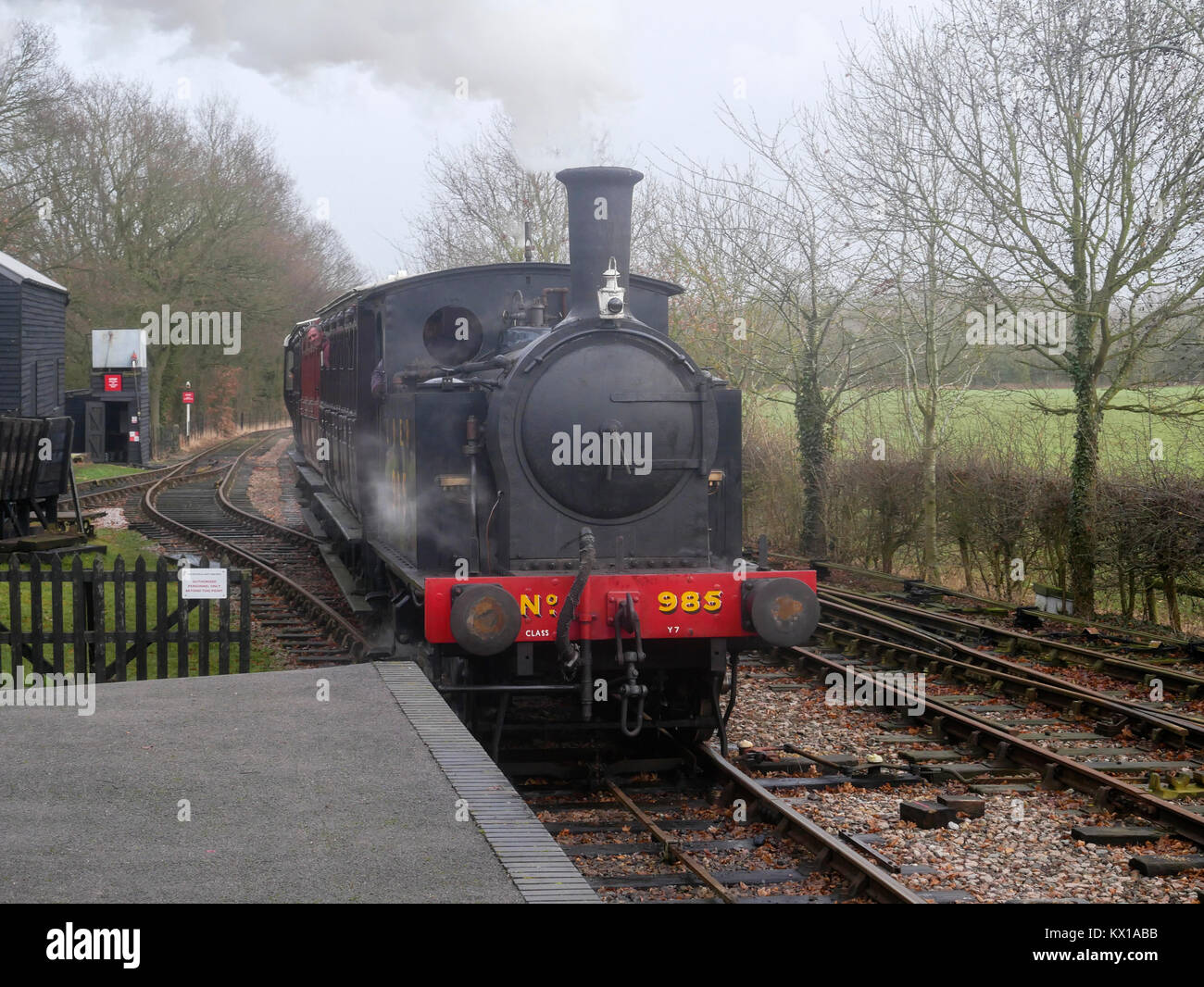 Un ex. A Londra e a nord-est di classe ferroviaria Y7 0-4-0 serbatoio del motore porta un treno in stazione Brockford Foto Stock