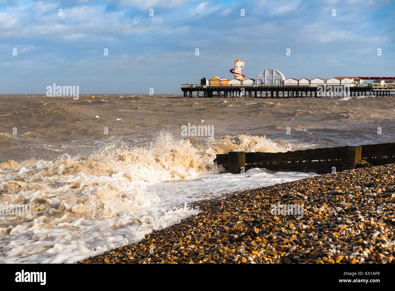 Increspato le onde del mare sulla spiaggia di Herne Bay, Kent, Regno Unito vicino al molo su un vento tempestoso, giorno in inverno Foto Stock