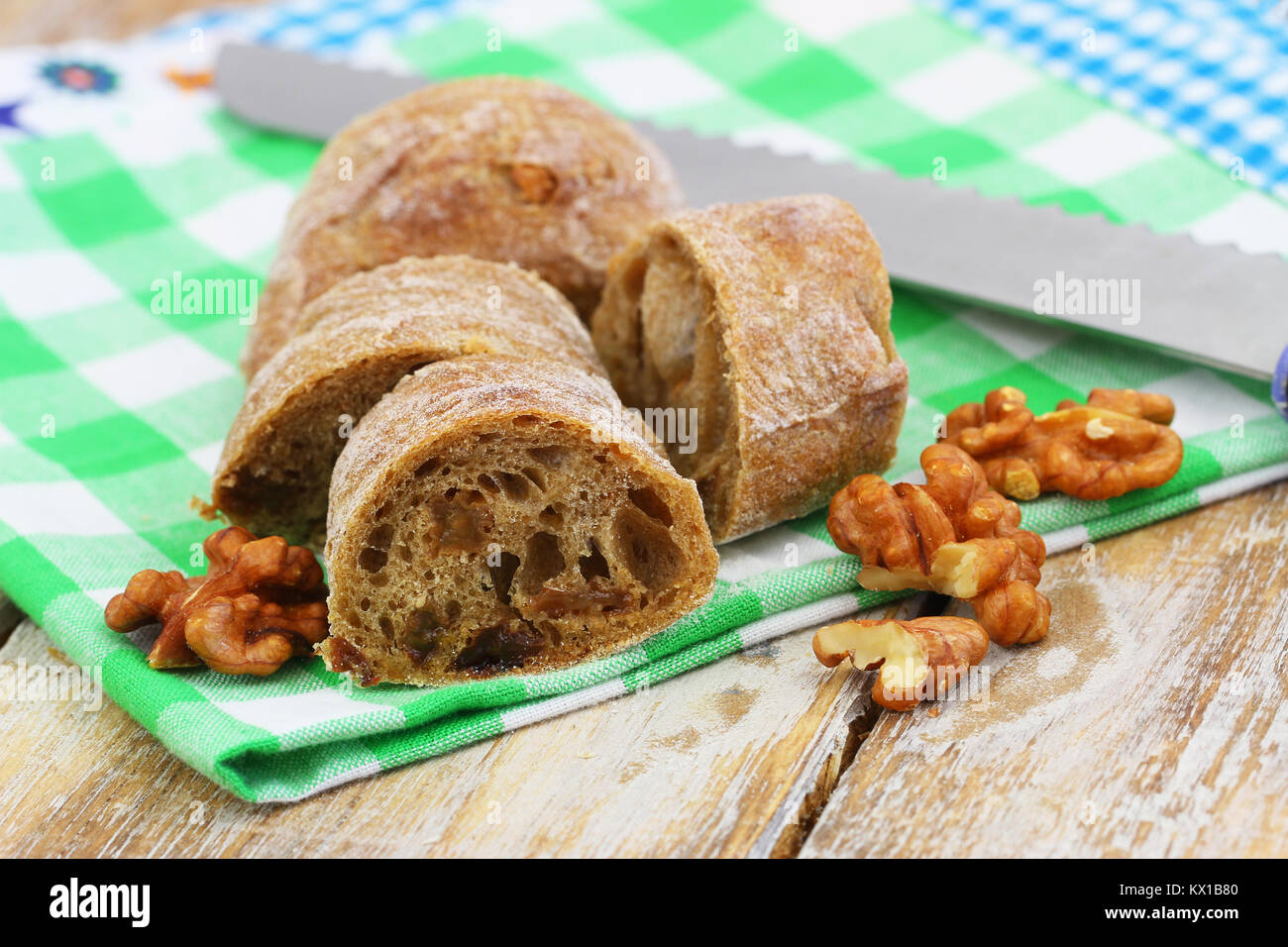 Fette di pane con uvetta e noci Foto Stock