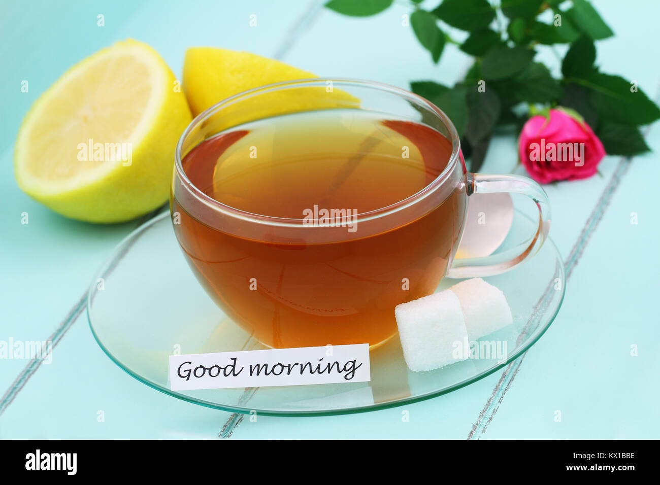 Buona mattina card con tazza di tè al limone e rosa rosa selvatica Foto Stock