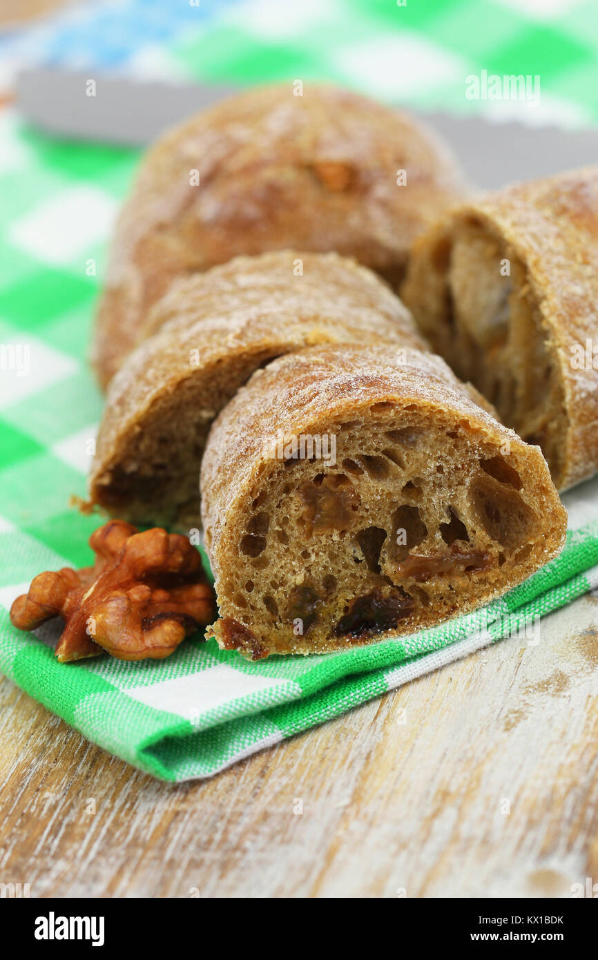 Grano intero pane con noci e uvetta sultanina, primo piano Foto Stock